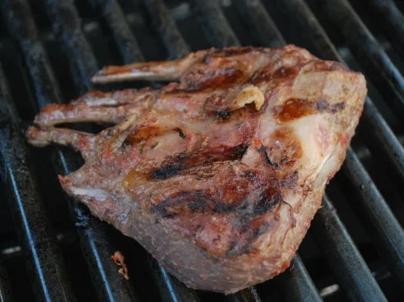 Lammkarree vom Grill in Rotwein-Kräuter-Marinade - Rezept - Bild Nr. 3