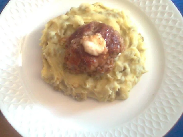 Frikadellen --mit Käse gefüllt-- und Erbsen-Kartoffelpürree - Rezept - Bild Nr. 2