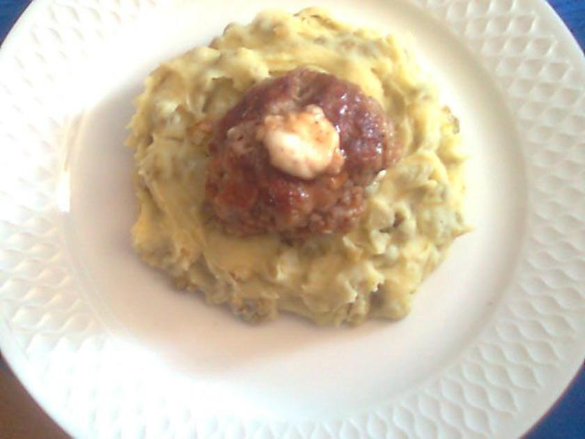 Frikadellen -mit Käse gefüllt- und Erbsen Kartoffelpürree - einfach ...