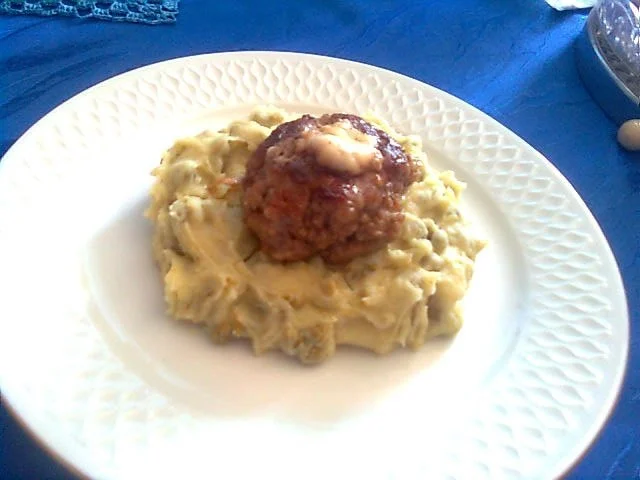 Frikadellen --mit Käse gefüllt-- und Erbsen-Kartoffelpürree - Rezept - Bild Nr. 3
