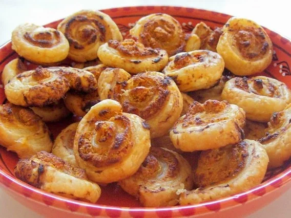 Rezept: Snack: Herzhafte Blätterteigschnecken mit Feta-Schinken-Füllung Snack: Herzhafte Blätterteigschnecken mit Feta-Schinken-Füllung - Rezept