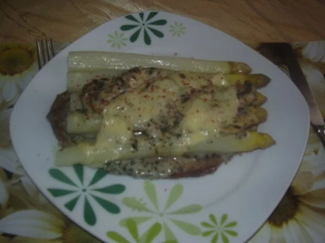 Gratinierter Spargel auf Brot - Rezept