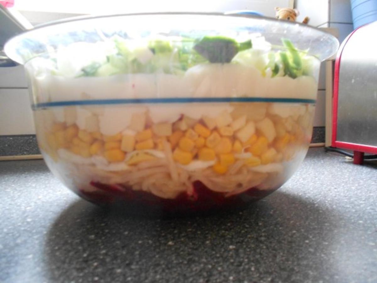 Vegetarischer Schichtsalat mit rote Bete - Rezept - kochbar.de
