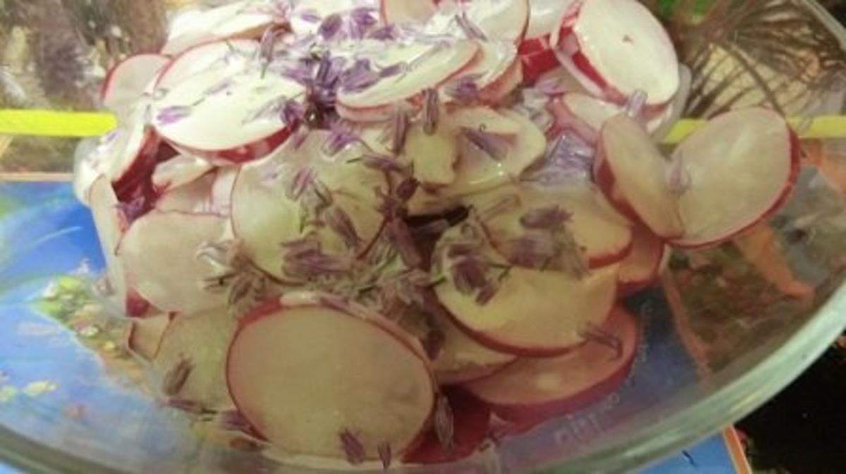 Radieschen-Salat mit Schnittlauch-Blüten - Rezept