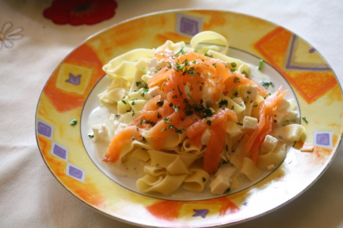 Bandnudeln mit Räucherlachs und Schafskäse - Rezept - kochbar.de