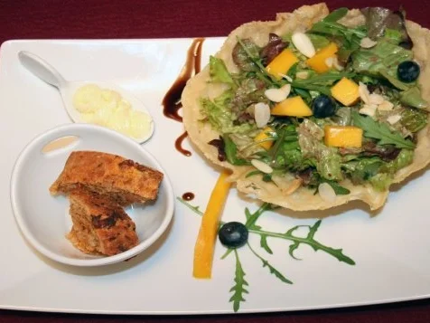 Mango mit gemischtem Salat im Parmesankörbchen an Blaubeeressig - Rezept