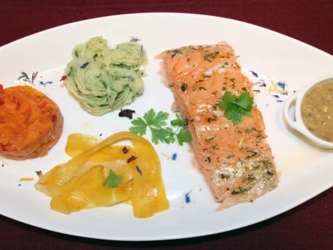 Paprika-Kräuter-Kartoffelpüree mit gekräutertem Lachs an jungem Gemüse und Haselnussbutter - Rezept