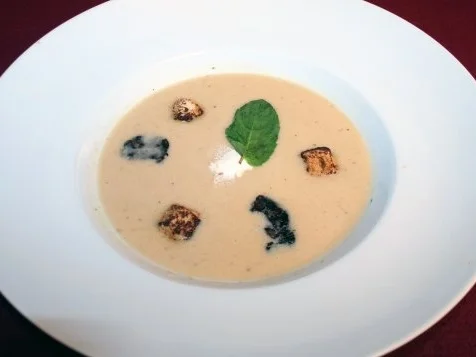 Rezept: Hessisches Apfel-Zwiebel-Süppchen mit Zimtcroutons und gerösteten Blutwurstscheiben Hessisches Apfel-Zwiebel-Süppchen mit Zimtcroutons und gerösteten Blutwurstscheiben - Rezept