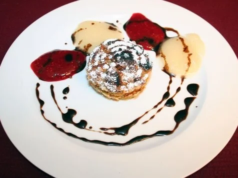 Lauwarmes Haselnusstörtchen mit Birnen- und Himbeersauce - Rezept