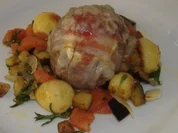 Hackbällchen mit Ziegenkäse und Bacon auf Kartoffel-Auberginen-Gemüse - Rezept