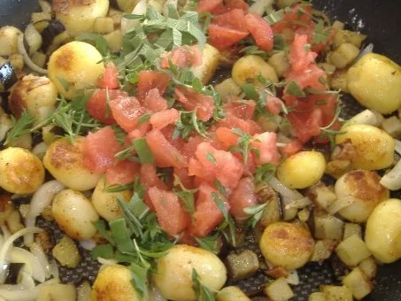 Rezept: Hackbällchen mit Ziegenkäse und Bacon auf Kartoffel-Auberginen-Gemüse Bild Nr. 7 Hackbällchen mit Ziegenkäse und Bacon auf Kartoffel-Auberginen-Gemüse - Rezept - Bild Nr. 7