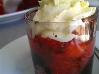 Windbeutel mit Erdbeermus und Waldmeistersahne - Rezept - Bild Nr. 22