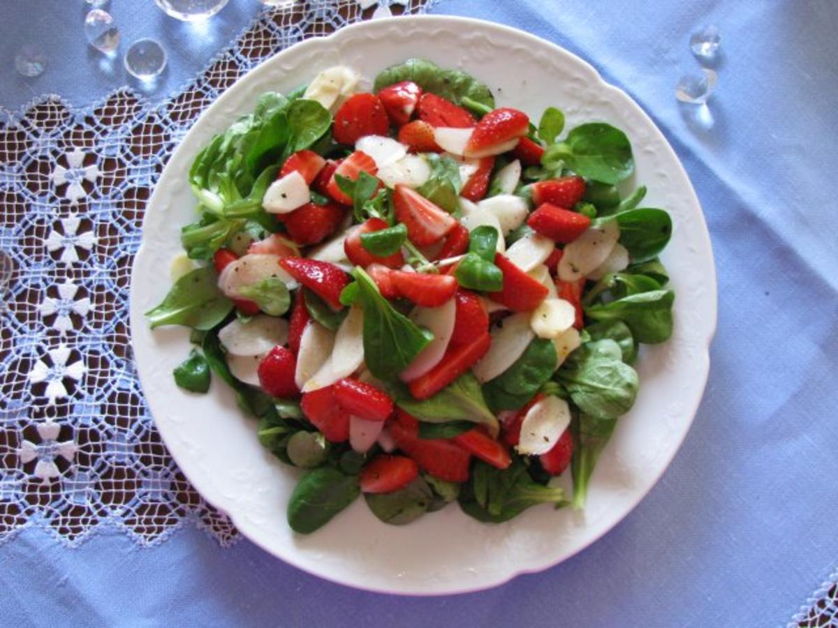 Bilder für Salat: Roher-Spargel-Erdbeer-Salat mit Orangendressing - Rezept