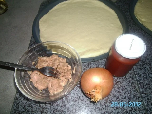 Rezept: Thunfischpizza Bild Nr. 3 Thunfischpizza - Rezept - Bild Nr. 3