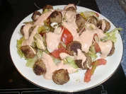 Rezept: Restesalat mit Hackfleischklößchen Restesalat mit Hackfleischklößchen - Rezept