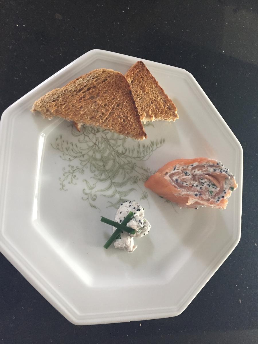 Fisch: LACHS-ROULADE  gefüllt mit Creme-fraiche und Lachskaviar - Rezept - Bild Nr. 2988