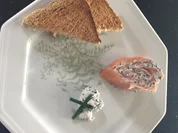 Fisch: LACHS-ROULADE  gefüllt mit Creme-fraiche und Lachskaviar - Rezept - Bild Nr. 2988