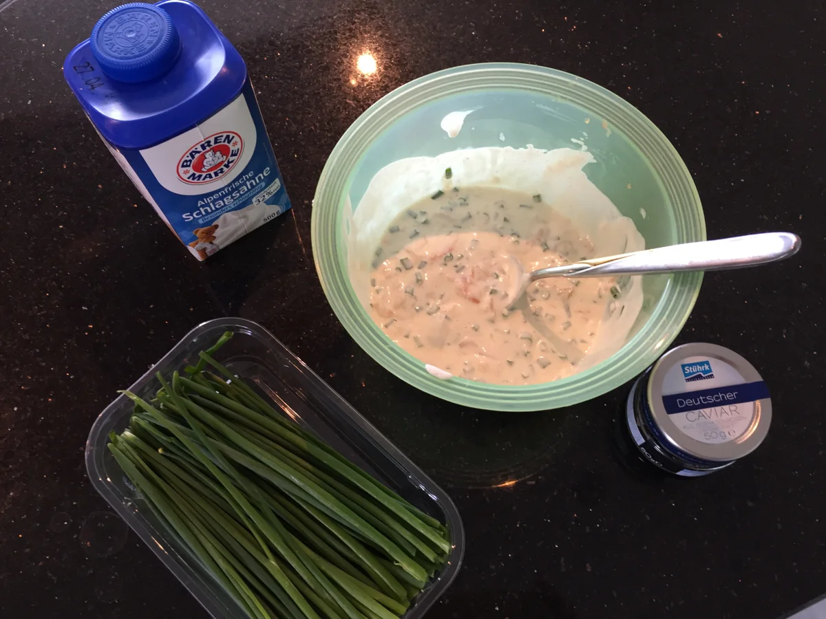 Fisch: LACHS-ROULADE  gefüllt mit Creme-fraiche und Lachskaviar - Rezept - Bild Nr. 2989