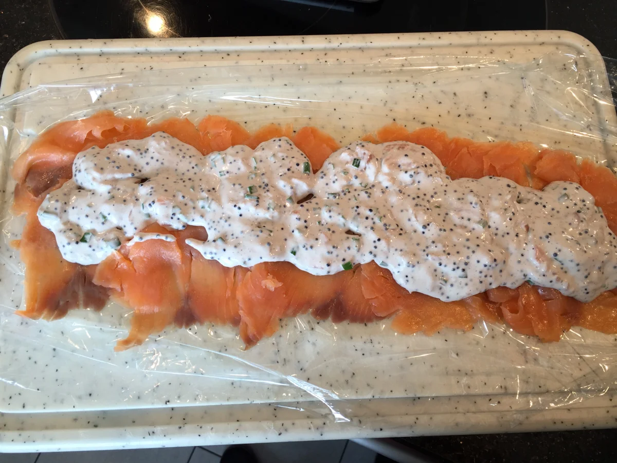 Fisch: LACHS-ROULADE  gefüllt mit Creme-fraiche und Lachskaviar - Rezept - Bild Nr. 2990