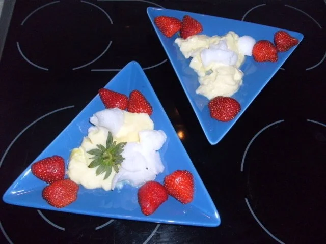 Erdbeeren mit Schnee-Eiern - Rezept
