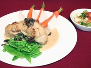 Rezept: Gefüllter Kaninchenrücken auf Frühlingsfrüchten Gefüllter Kaninchenrücken auf Frühlingsfrüchten - Rezept