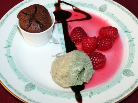 Rezept: "Sisi’s Sünd" - Eistee-Ball auf Gateau au Chocolat an Himbeer-Klecks "Sisi’s Sünd" - Eistee-Ball auf Gateau au Chocolat an Himbeer-Klecks - Rezept