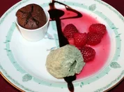 "Sisi’s Sünd" - Eistee-Ball auf Gateau au Chocolat an Himbeer-Klecks - Rezept