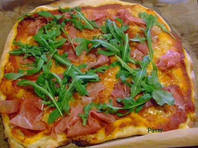 PIZZA Grundrezept mit klassischer Tomatensauce - Rezept