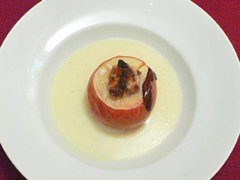 Bratapfel mit Marzipanfüllung und Vanilleschaum - Rezept - kochbar.de