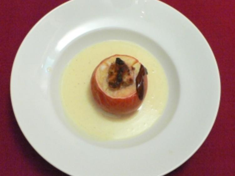 Bratapfel mit Marzipanfüllung und Vanilleschaum - Rezept - kochbar.de