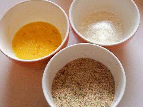 Kleine Schweineschnitzel mit Mandel Kräuter Panade - einfach - 180 kcal ... Kleine Schweineschnitzel mit Mandel Kräuter Panade - einfach - 180 kcal ...