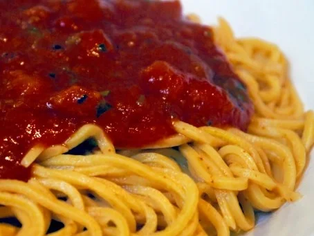 Handgemachte Spaghetti mit Tomaten-Aprikosen-Sugo - Rezept