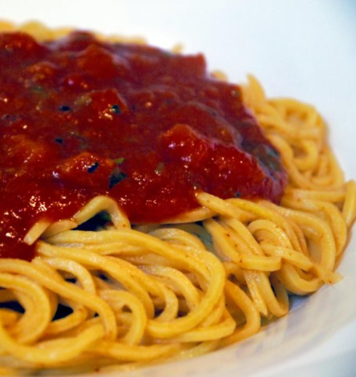 Bilder für Handgemachte Spaghetti mit Tomaten-Aprikosen-Sugo - Rezept