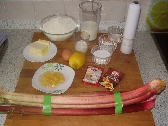 Buchteln mit Rhabarberkompott und Vanillinsauce - Rezept - Bild Nr. 2