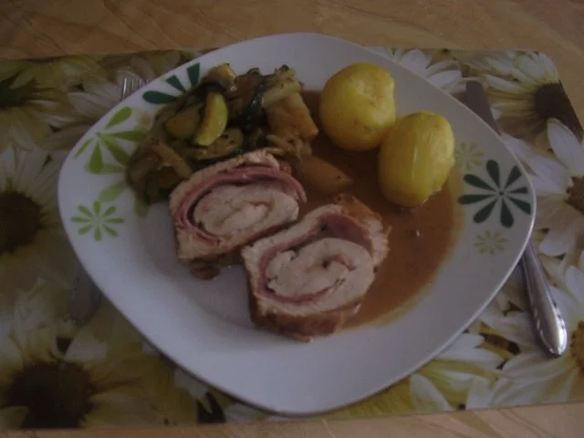 Putenrollbraten - Zucchinigemüse - Frühkartoffeln - Rezept