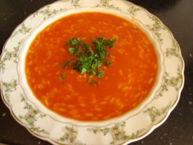 Rezept: Tomatensuppe mit Reiseinlage Tomatensuppe mit Reiseinlage - Rezept