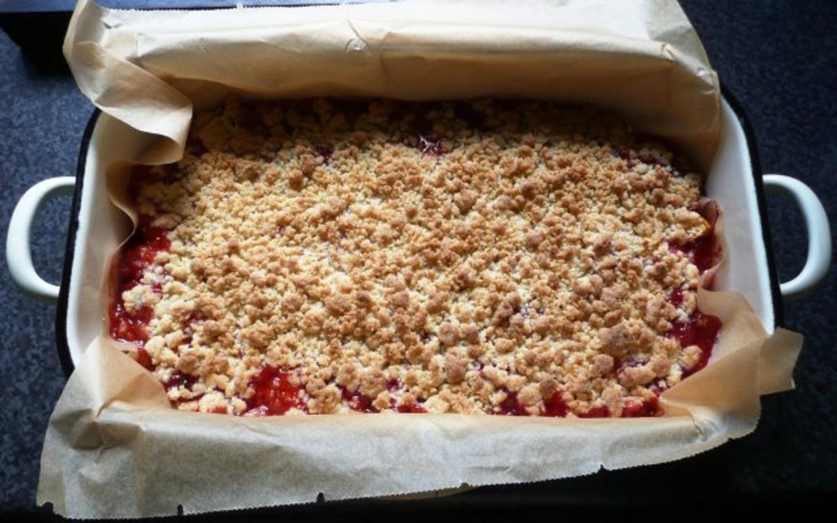 warmer Erdbeer Nektarinen Crumble mit Vanilleeis - Rezept - kochbar.de