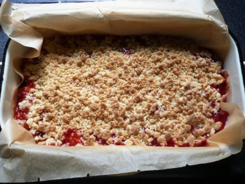 warmer Erdbeer Nektarinen Crumble mit Vanilleeis - Rezept - kochbar.de