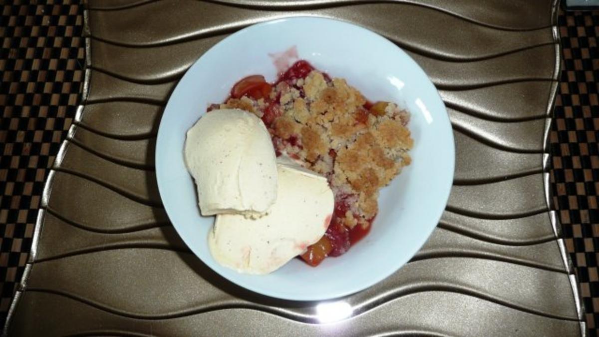 warmer Erdbeer Nektarinen Crumble mit Vanilleeis - Rezept - Bild Nr. 2