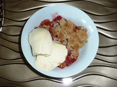warmer Erdbeer Nektarinen Crumble mit Vanilleeis - Rezept - Bild Nr. 2