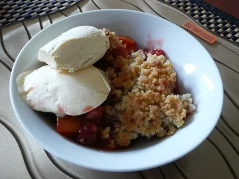 warmer Erdbeer Nektarinen Crumble mit Vanilleeis - Rezept - Bild Nr. 3