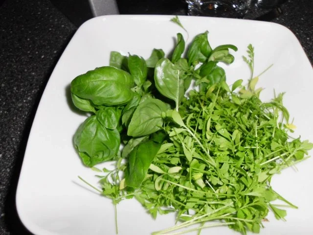 Hähnchen mit scharfem Paprikaknacker in einer Kresse-Basilikum-Rahmsauce - Rezept - Bild Nr. 2