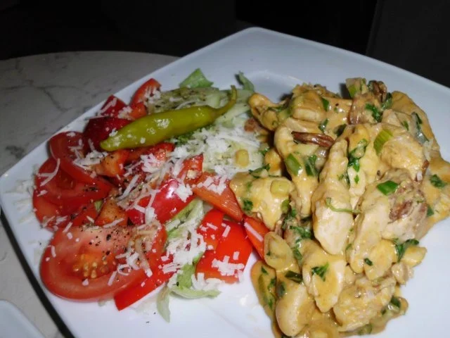 Hähnchen mit scharfem Paprikaknacker in einer Kresse-Basilikum-Rahmsauce - Rezept