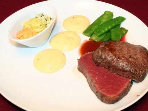 Rinderfilet mit Zuckerschoten und schlonzige Polenta dazu selbstgemachte Kräuterbutter - Rezept
