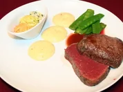 Rinderfilet mit Zuckerschoten und schlonzige Polenta dazu selbstgemachte Kräuterbutter - Rezept
