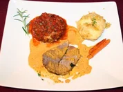 Lammkeule aus dem Römertopf an vanillierten Babymöhren mit Ratatouille und Kartoffelgratin - Rezept