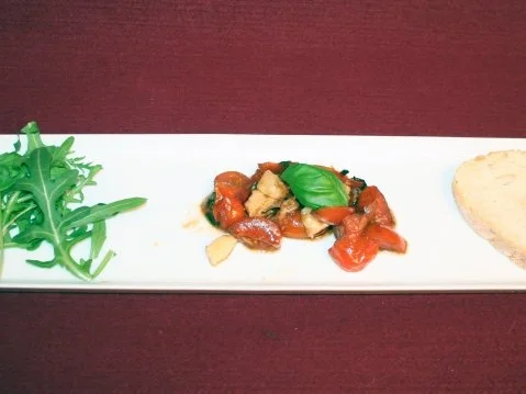 Karamellisierte Babytomaten mit lauwarmen Parmesanwürfeln, Basilikum und Ofenbaguette - Rezept