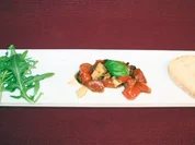 Karamellisierte Babytomaten mit lauwarmen Parmesanwürfeln, Basilikum und Ofenbaguette - Rezept