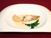 Rezept: Zanderfilet auf Blattspinat mit Topinamburpüree und Mignonetten-Soße Zanderfilet auf Blattspinat mit Topinamburpüree und Mignonetten-Soße - Rezept