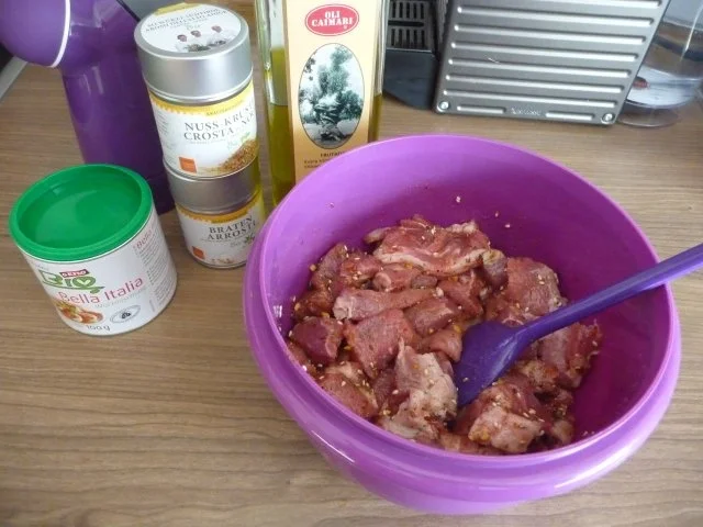 Rezept: Schwein : Gulasch vom Schweinehals (Kamm) Bild Nr. 7 Schwein : Gulasch vom Schweinehals (Kamm) - Rezept - Bild Nr. 7